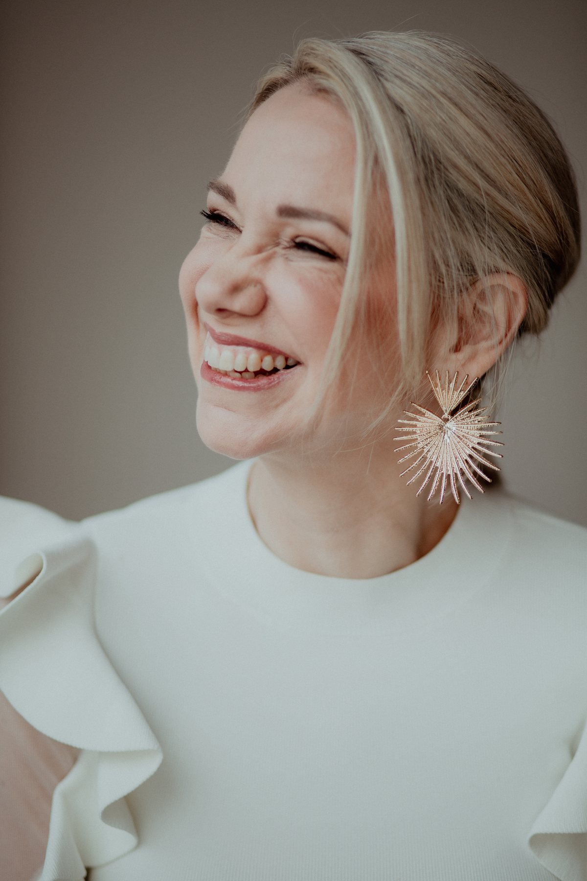 Jennifer Sohn im Studio mit freundlichem Lächeln