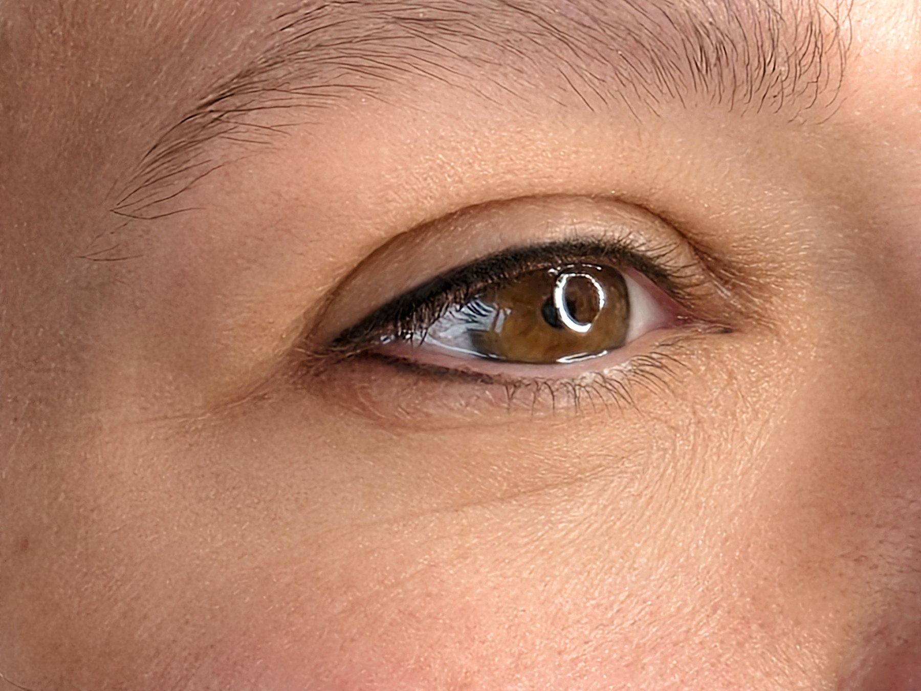 Detailaufnahme eines natürlichen Permanent Make-up Lidstrichs